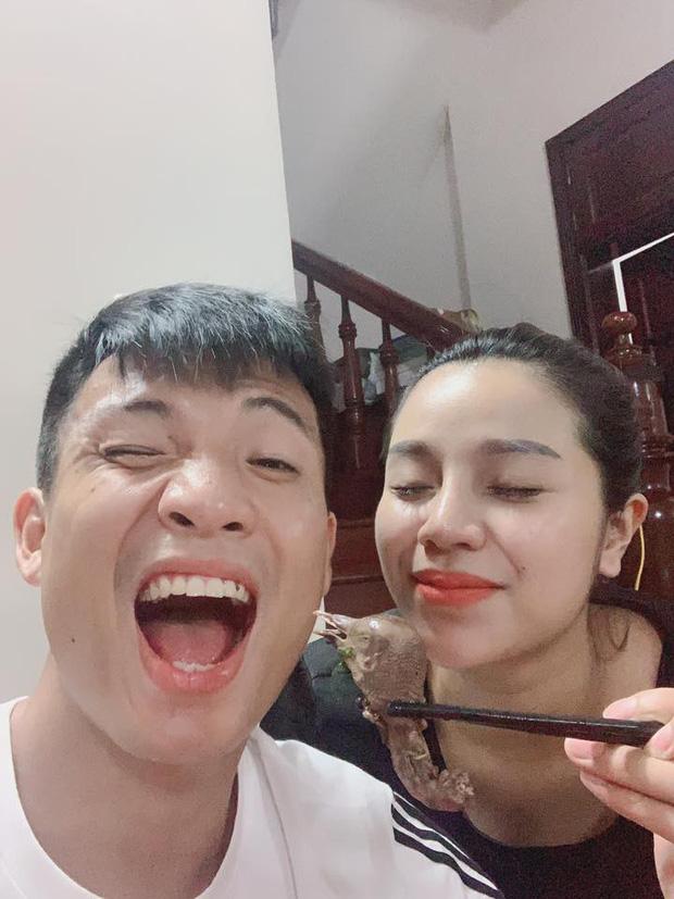 Trở về từ Thái Lan, Bùi Tiến Dũng mua bộ mỹ phẩm đắt đỏ tặng bà xã nhưng mẹ vợ vào phản ứng lạ-3