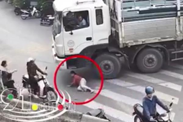 Clip: Xe tải đang vào cua ở ngã 3 đường, một người phụ nữ tự nhiên lao ra nằm dưới bánh xe-1