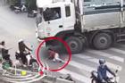 Clip: Xe tải đang vào cua ở ngã 3 đường, một người phụ nữ tự nhiên lao ra nằm dưới bánh xe