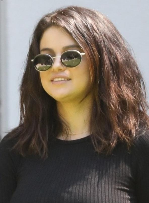 Selena Gomez thả rông, không make up ra đường vẫn được khen-2