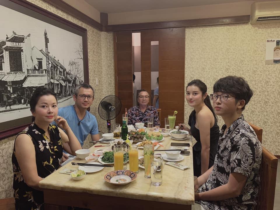 Á hậu Huyền My đi ăn uống cùng gia đình.