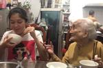 Bà ngoại 94 tuổi hát 'bài ca lấy chồng đi' nhắc cháu gái trong bữa ăn
