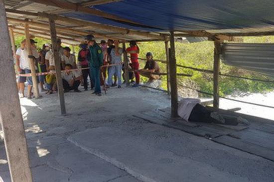 Nha Trang: Nghi án người đàn ông bị sát hại, con dao còn dính giữa ngực