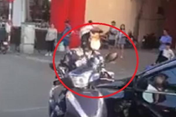 Clip hú hồn: Xe con đang phóng vù vù trên đường, tự nhiên một chiếc lốp bay tới đập vỡ kính-1