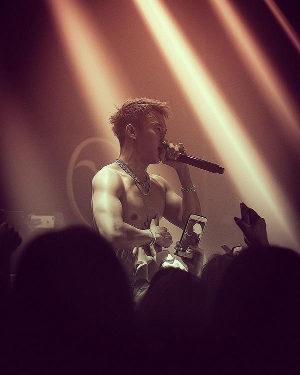 Điểm danh các nam ca sĩ hay khoe body 6 múi khiến chị em chết mê chết mệt-2