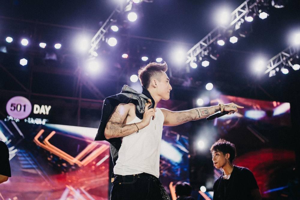 Điểm danh các nam ca sĩ hay khoe body 6 múi khiến chị em chết mê chết mệt-8