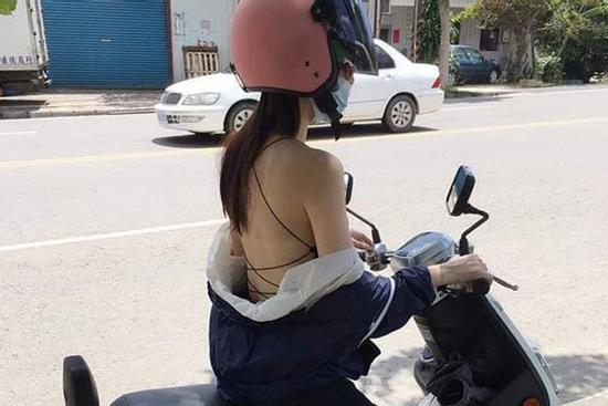 Phơi lưng trần khi ra đường, cô gái trẻ khiến người xem ngán ngẩm với kiểu thời trang hở bạo