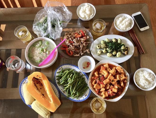 Em chồng khoe chị dâu làm chân gà mang lên tận công ty cho ăn, nhìn mâm cơm hàng ngày chị làm dân mạng càng ngưỡng mộ hơn-4