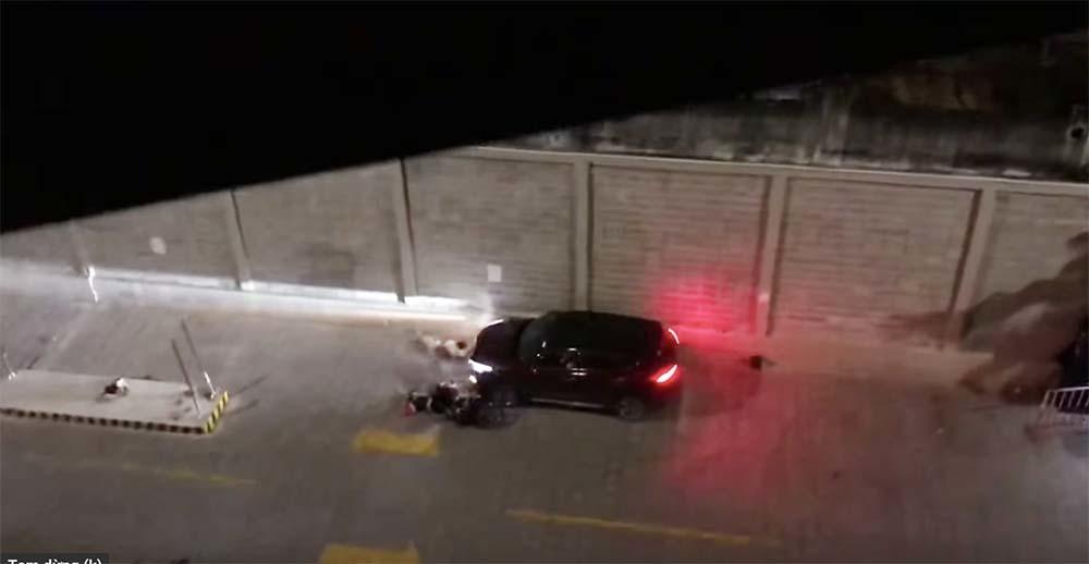 Bị đâm bằng dao, thanh niên lái ô tô tông thẳng 2 người ở chung cư Sài Gòn-2