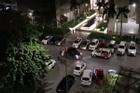 Bị đâm bằng dao, thanh niên lái ô tô tông thẳng 2 người ở chung cư Sài Gòn