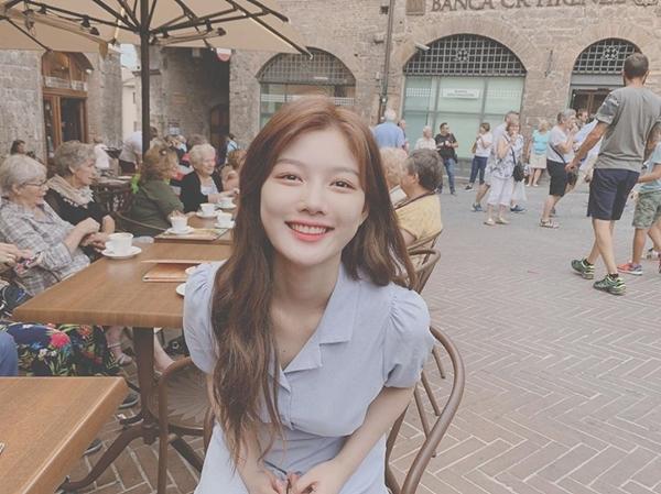 Mới đây, sao nhí xinh đẹp Kim Yoo Jung chia sẻ những bức ảnh đời thường lên mạng xã hội. Vẻ ngoài ngọt ngào, gần gũi của Yoo Jung đã nhận được nhiều lời khen từ người hâm mộ.