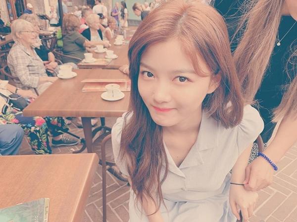 Được biết, hiện tại ngôi sao "Mây họa ánh trăng" vừa hoàn thành ghi hình cho show "Half Holiday in Italy" tại Ý. Khán giả bày tỏ hi vọng sẽ sớm được thấy Kim Yoo Jung trở lại trong các dự án phim mới.