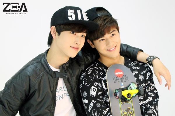 Im Siwan gửi tặng một xe đồ uống tới thành viên cũ cùng nhóm Kim Dong Jun để chúc mừng buổi họp fan của anh.