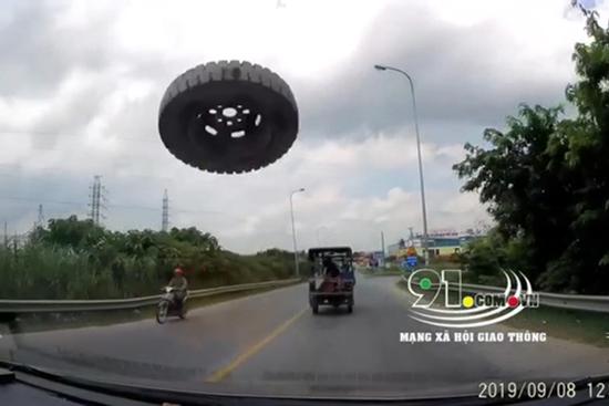 Clip hú hồn: Xe con đang phóng vù vù trên đường, tự nhiên một chiếc lốp bay tới đập vỡ kính