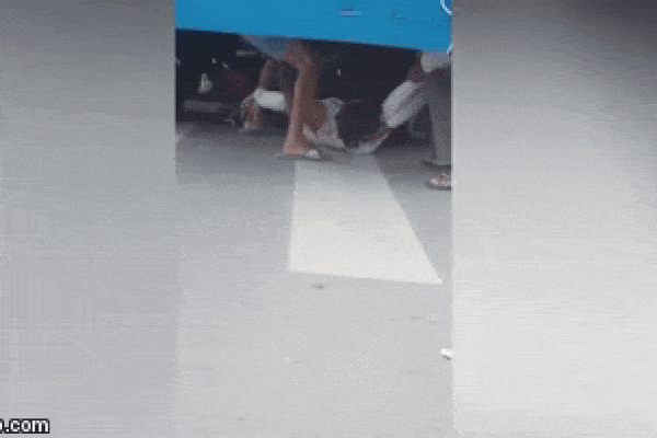 Clip: Thót tim nhìn cảnh người dân ra sức giải cứu thanh niên đi xe máy bị xe tải ‘nuốt’ vào gầm ở Tây Ninh