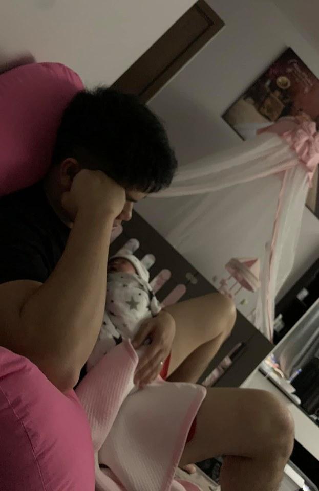 Có thể thấy, Trung Kiên rất tâm lý và khéo léo dù lần đầu làm bố.