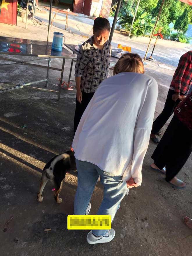 Vừa cưới xong, cô dâu vội vàng cởi váy về đón ngay người bạn lạ sang nhà chồng làm dân mạng xôn xao-2