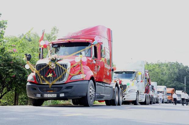 Chú rể chơi lớn, dùng đoàn xe đầu kéo container rước dâu nổi như cồn cả mạng xã hội-1
