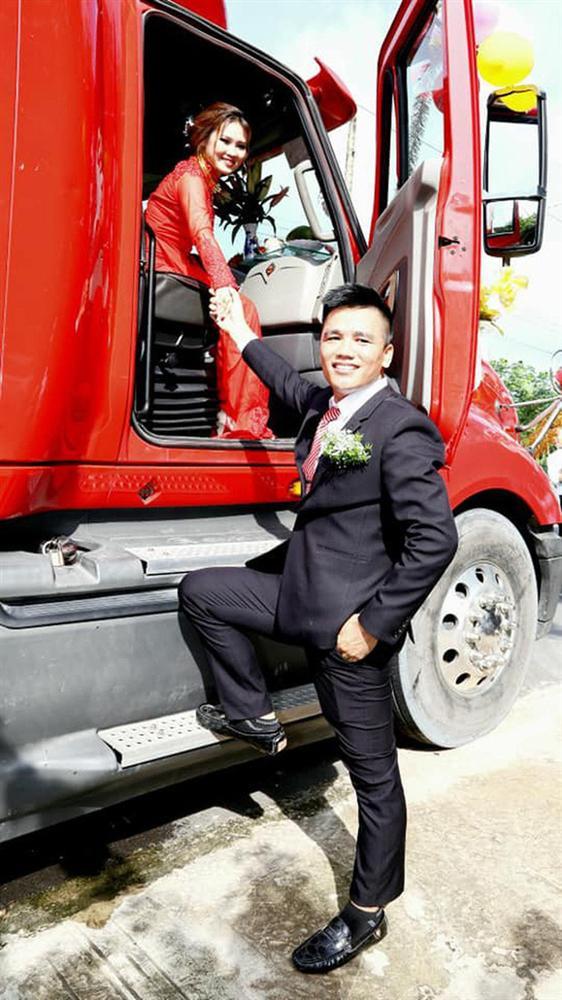 Chú rể chơi lớn, dùng đoàn xe đầu kéo container rước dâu nổi như cồn cả mạng xã hội-2