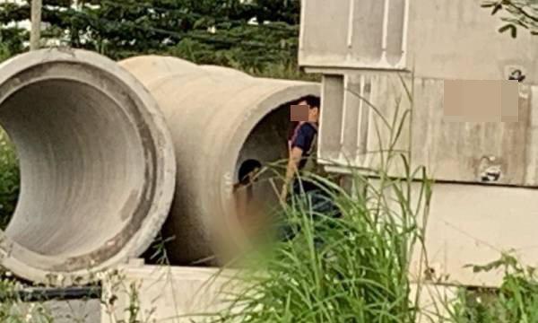 Khoảnh khắc gây sốc: 3 cô gái bị ném đá dữ dội khi vô tư phơi ngực trần, chụp ảnh phản cảm-2