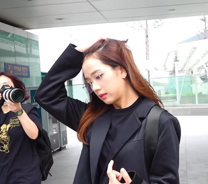 Blackpink Jisoo xinh đẹp tỏa sáng ở sân bay, nhưng gu thời trang lại bị chê già chát-3