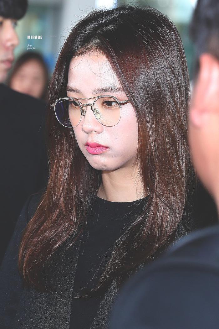 Blackpink Jisoo xinh đẹp tỏa sáng ở sân bay, nhưng gu thời trang lại bị chê già chát-4