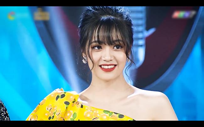 Chân dung gái xinh hát dở ẹ được Dương Triệu Vũ hối thúc đi thi Hoa hậu tại Giọng Ải Giọng Ai-4