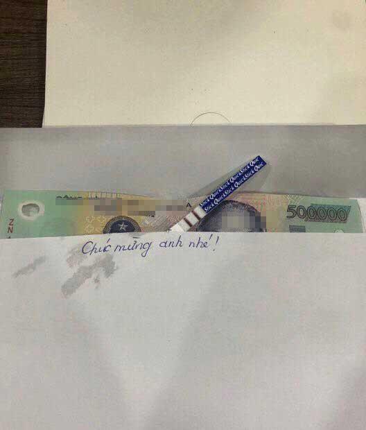 Ngày đầy tháng của con, vợ chết lặng khi mở món quà cất kĩ trong phong bì người yêu cũ chồng gửi-3