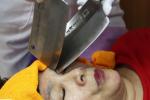 Massage bằng dao phay hút khách ở Trung Quốc