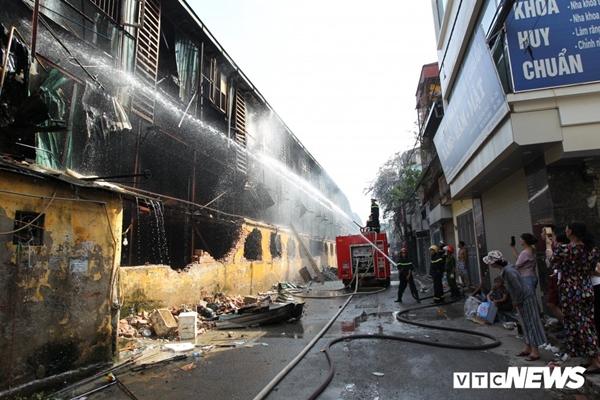 Khám sức khỏe cho học sinh sau vụ cháy Rạng Đông: 21 em phải kiểm tra chuyên sâu-3