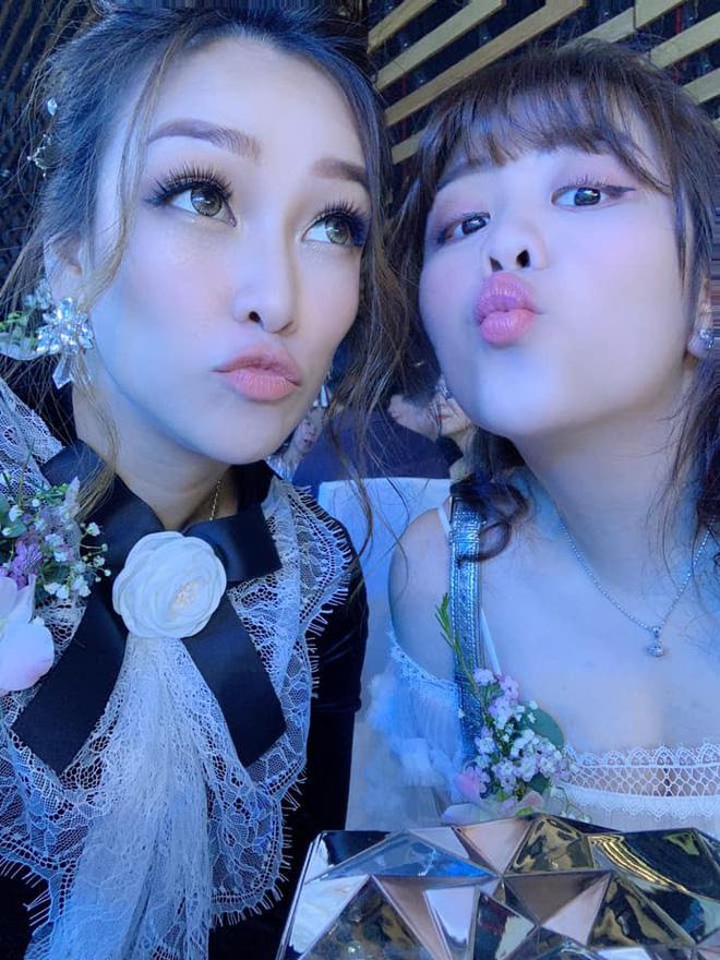 Khoe ảnh sương sương ở đám cưới con gái, vợ cả Minh Nhựa gây bất ngờ bởi ngoại hình trẻ đẹp-3