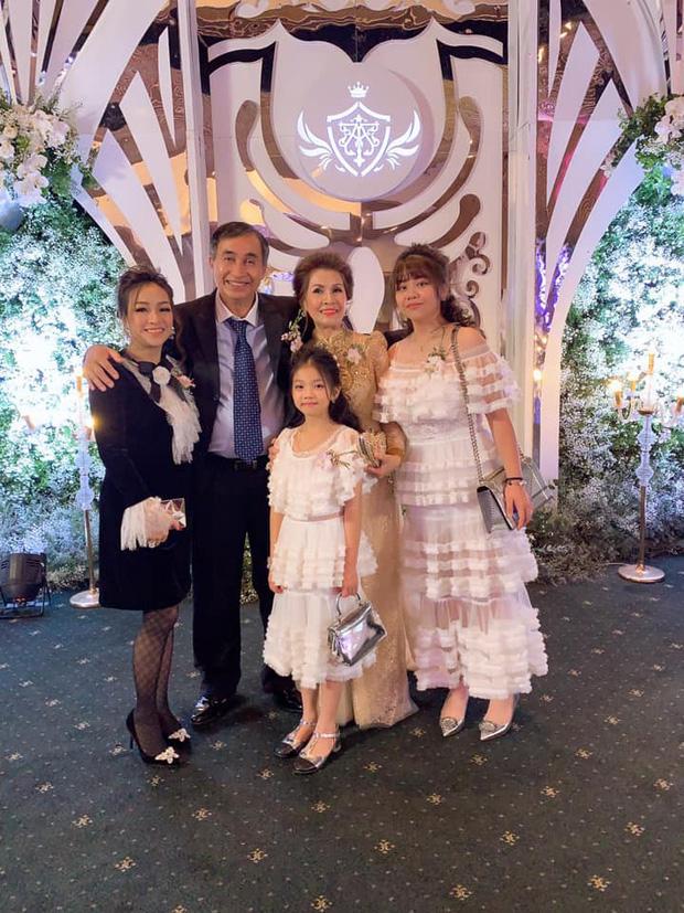 Khoe ảnh sương sương ở đám cưới con gái, vợ cả Minh Nhựa gây bất ngờ bởi ngoại hình trẻ đẹp-1