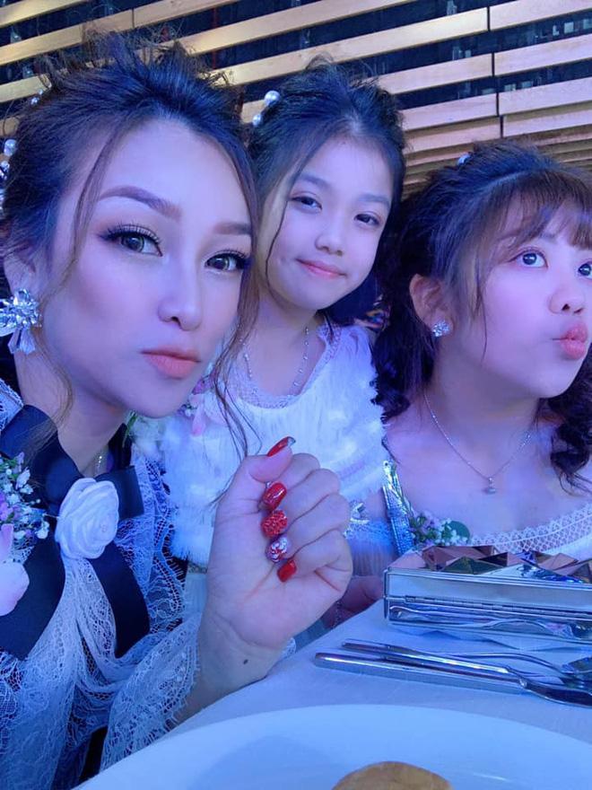 Khoe ảnh sương sương ở đám cưới con gái, vợ cả Minh Nhựa gây bất ngờ bởi ngoại hình trẻ đẹp-2