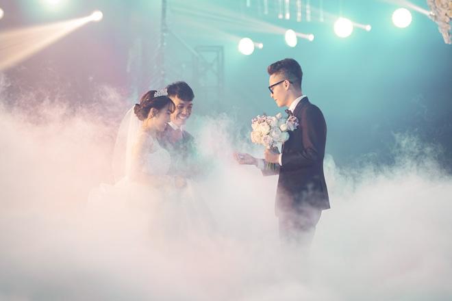 Cuối cùng cũng hé lộ khoảnh khắc siêu độc khi Minh Nhựa lái xe 80 tỷ chở con gái vào lễ đường-7