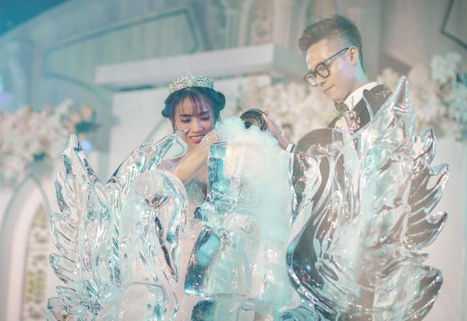 Cuối cùng cũng hé lộ khoảnh khắc siêu độc khi Minh Nhựa lái xe 80 tỷ chở con gái vào lễ đường-8