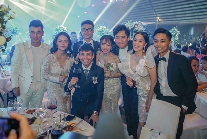 Cuối cùng cũng hé lộ khoảnh khắc siêu độc khi Minh Nhựa lái xe 80 tỷ chở con gái vào lễ đường-1