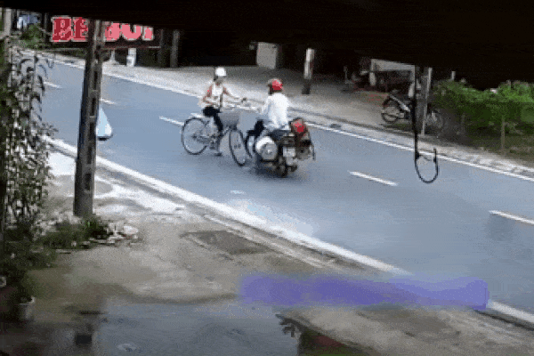 Clip: Cậu bé đạp xe sang đường liền bị ô tô húc bay vào sườn, tài xế sau đó nhấn ga bỏ chạy gây bức xúc-1