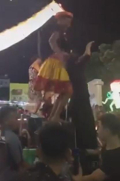 Mặc váy dân tộc, nhảy nhót phản cảm trong hội Trung thu ở Tuyên Quang-1