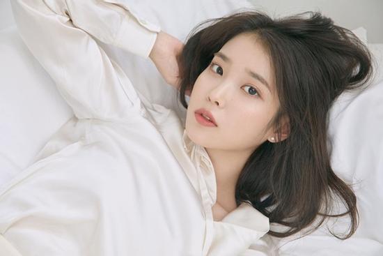 IU - 'Em gái quốc dân' của Hàn Quốc là ai?