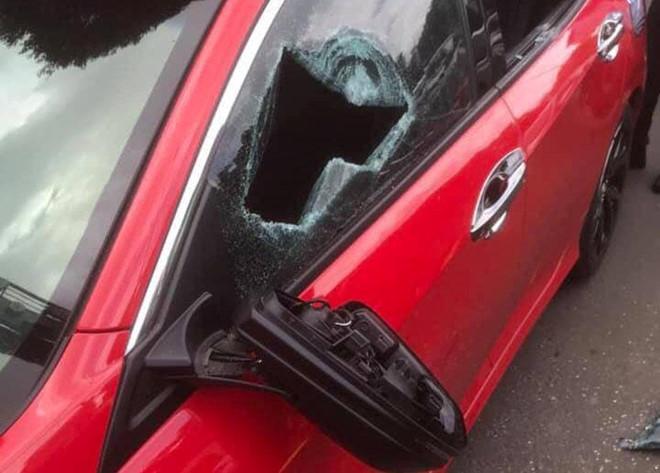 Chỉ vì không cho vượt, một thầy chùa bắt tài xế phải xin lỗi rồi đập vỡ kính xe ô tô của người đi đường-1