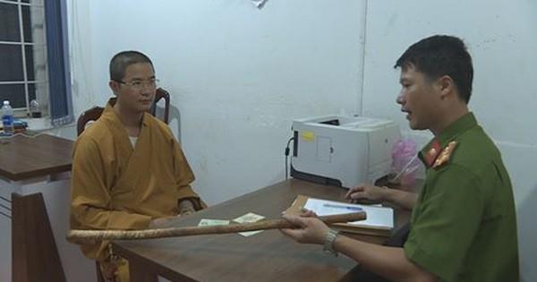 Chỉ vì không cho vượt, một thầy chùa bắt tài xế phải xin lỗi rồi đập vỡ kính xe ô tô của người đi đường-2