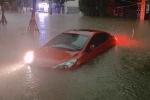 Cộng đồng mạng xót xa chia sẻ hình ảnh TP Thái Nguyên ngập nặng sau trận mưa lớn