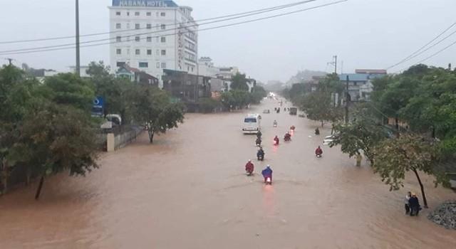 Cộng đồng mạng xót xa chia sẻ hình ảnh TP Thái Nguyên ngập nặng sau trận mưa lớn-10