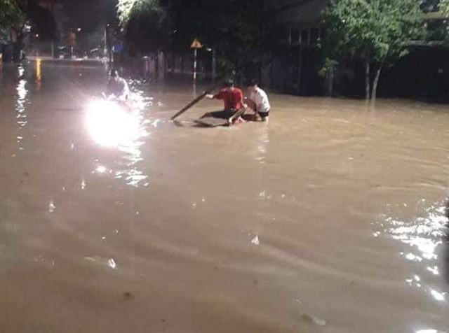 Cộng đồng mạng xót xa chia sẻ hình ảnh TP Thái Nguyên ngập nặng sau trận mưa lớn-13