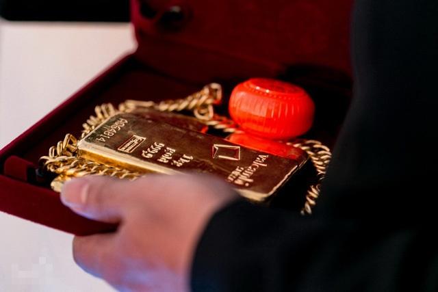 Những đám cưới xa hoa, dát đầy vàng của con đại gia Việt-11