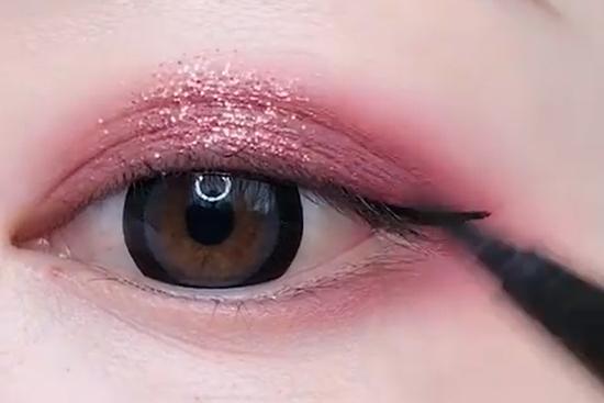 Những cách make up mắt nhanh mà vẫn đẹp cho những người 'nhà bao việc'