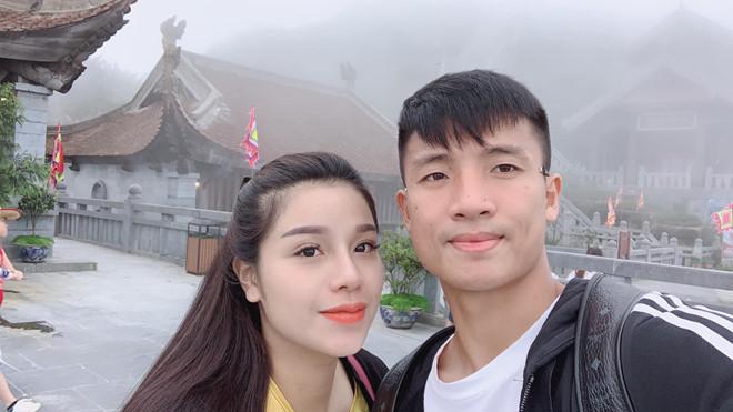 Bùi Tiến Dũng bị vợ trêu tham ăn khi khoe ảnh đứng bán bánh Trung thu-2