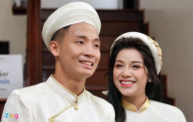 Bùi Tiến Dũng bị vợ trêu tham ăn khi khoe ảnh đứng bán bánh Trung thu-3