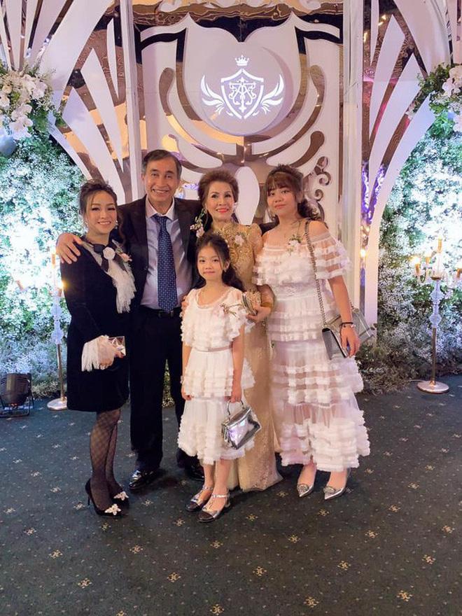 Bị soi xuất hiện mờ nhạt, không dắt con gái vào lễ đường, vợ cả Minh Nhựa bật mí lý do phía sau-2