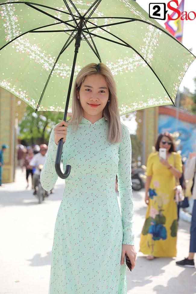 Trấn Thành, Hồ Ngọc Hà và dàn sao Việt tấp nập dâng hương tại nhà thờ Tổ của Hoài Linh-8